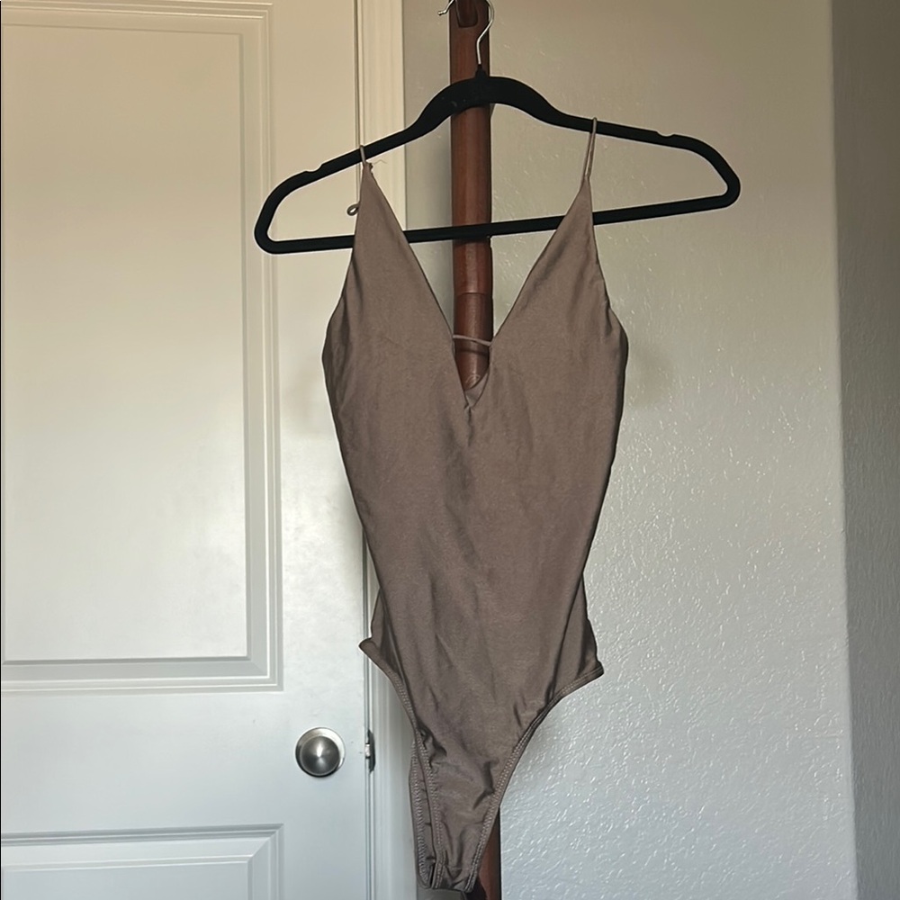 Women’s LA Hearts Tan Silky Spaghetti Strap Bodysuit Size Small |E60